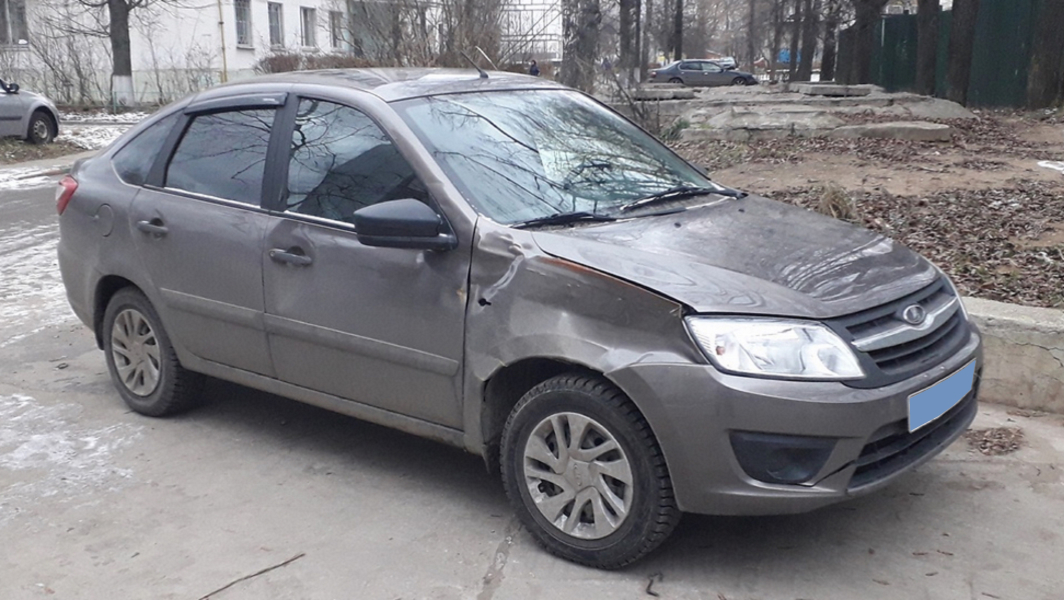 Lada Granta лифтбек - битая в бок (крыло, дверь).