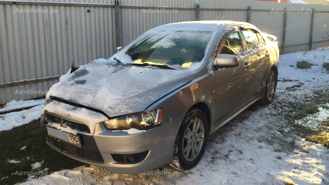 Mitsubishi Lancer 10 - битый спереди.