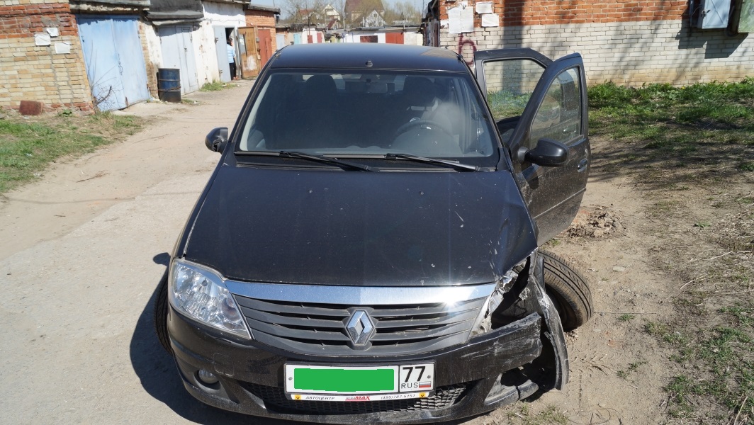 Renault Logan I - битый в переднее колесо.