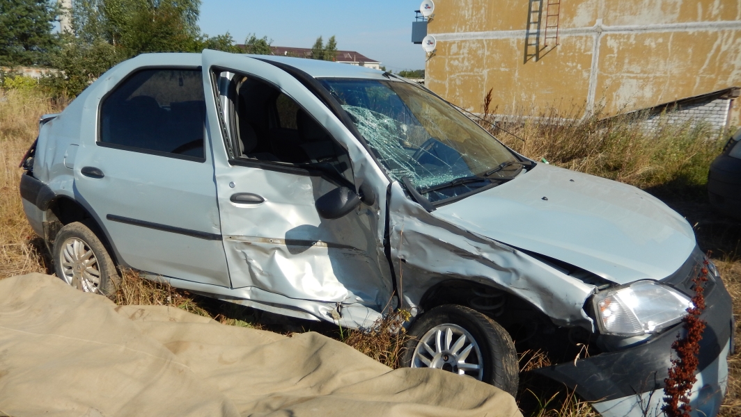 Renault Logan I - битый в правый бок.