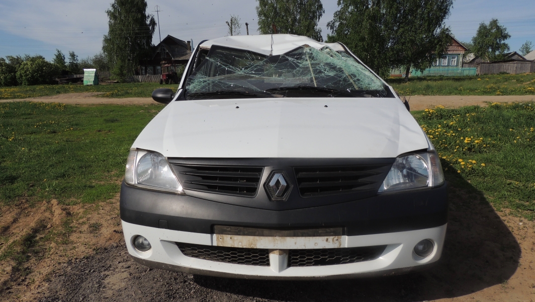 Renault Logan I - после аварии битая крыша.