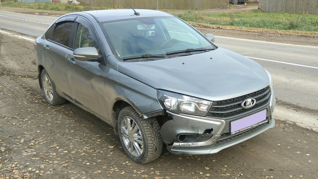 Lada Vesta седан - после ДТП битая спереди.