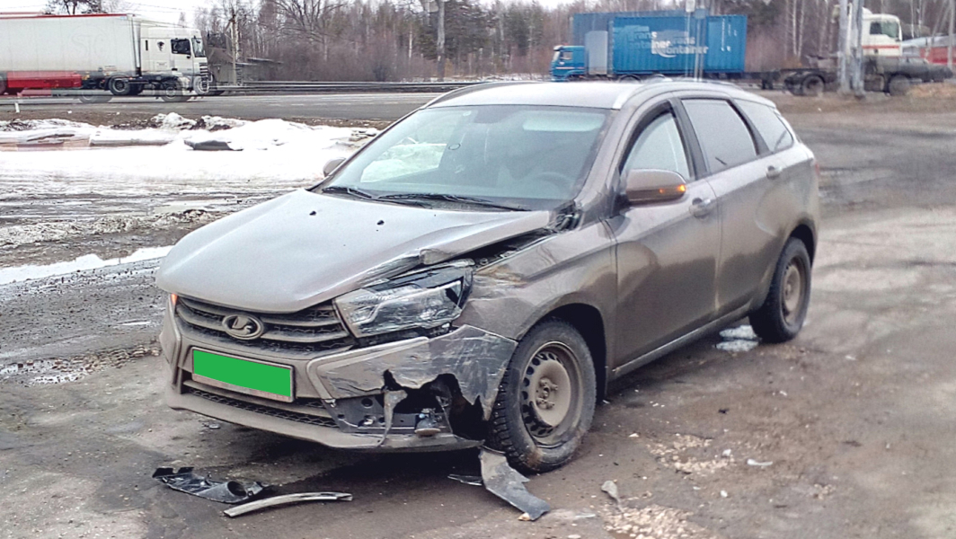 Lada Vesta универсал - битая в переднюю часть.