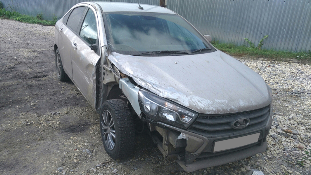 Lada Vesta - битая в переднее колесо.