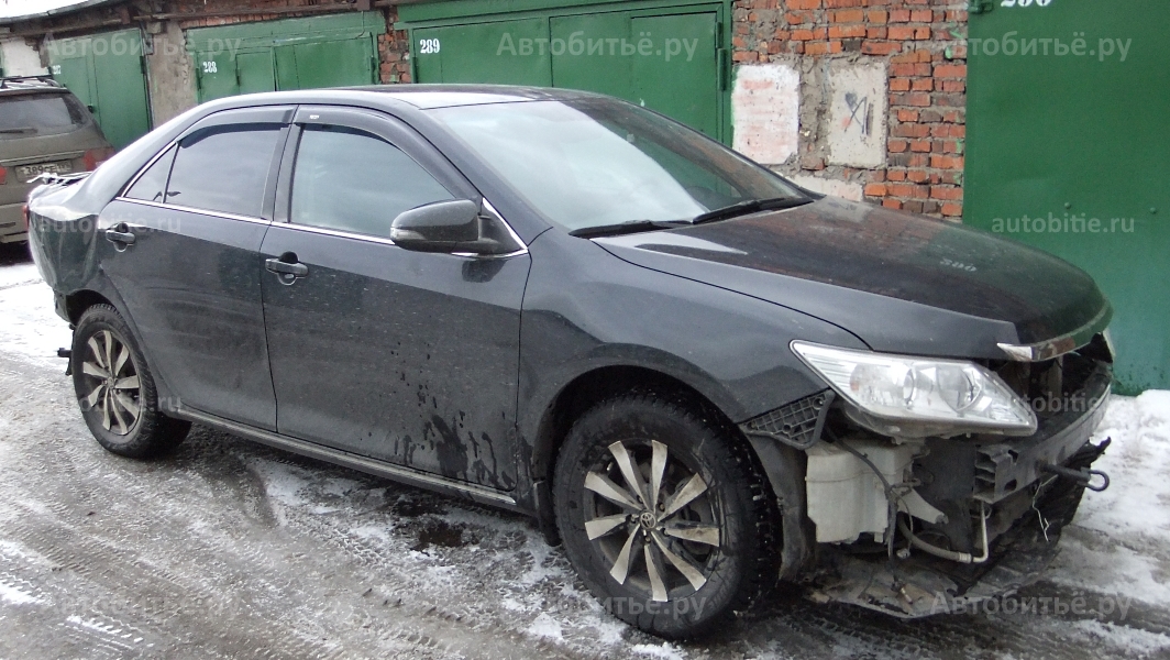 Toyota Camry VII - после аварии битая спереди и сзади.