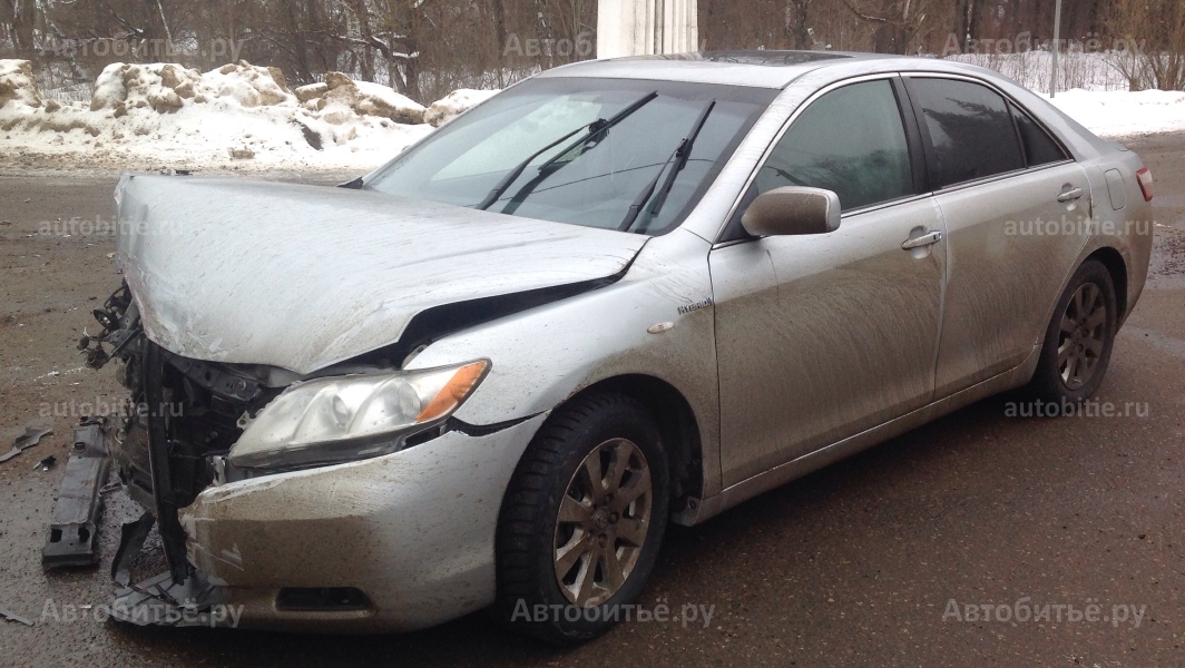 Toyota Camry VI - битая в переднюю часть.