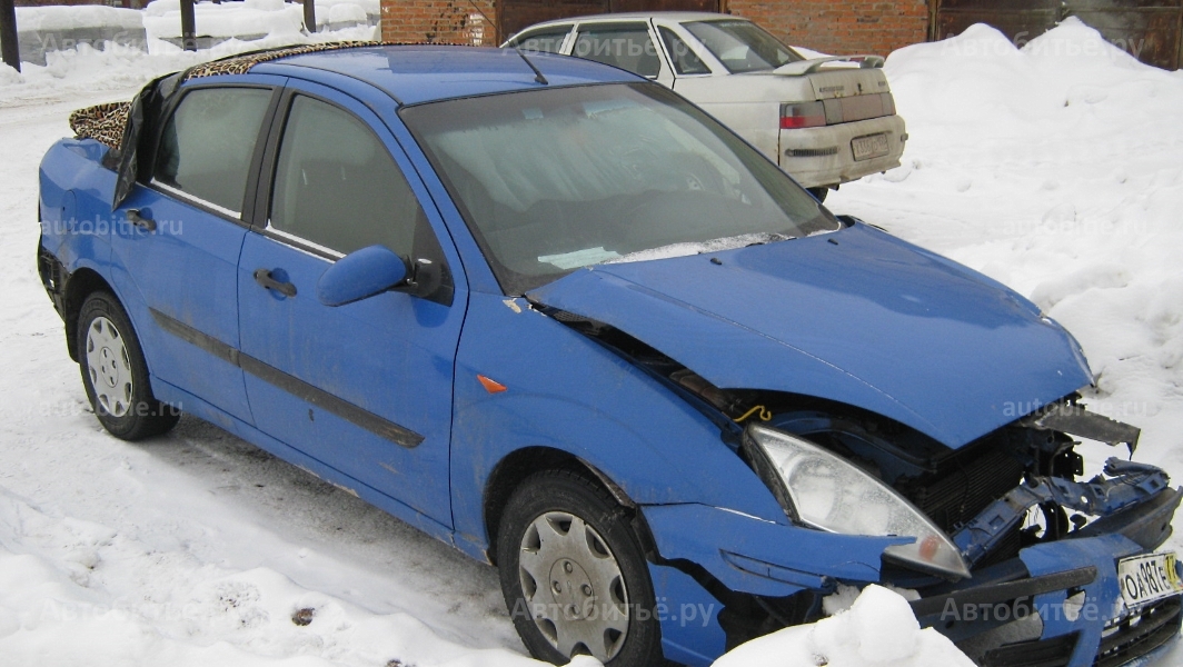 Ford Focus I седан - битый спереди и сзади.