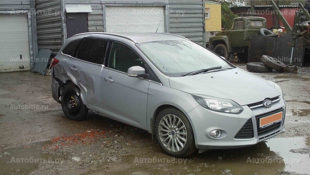 Ford Focus III универсал - битый в заднее крыло.