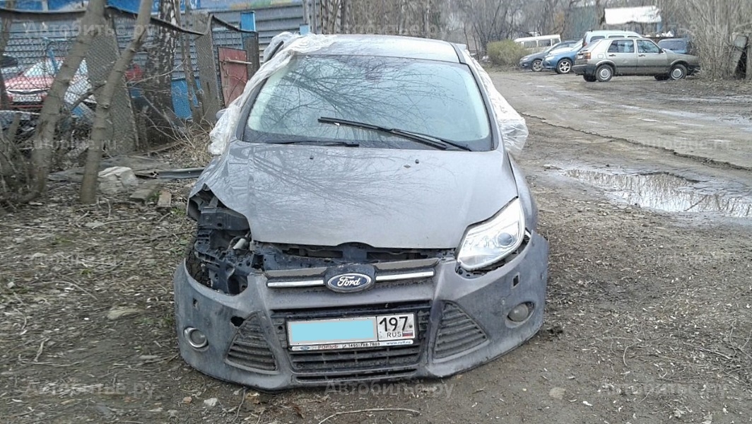 Ford Focus III седан - битый по кругу.