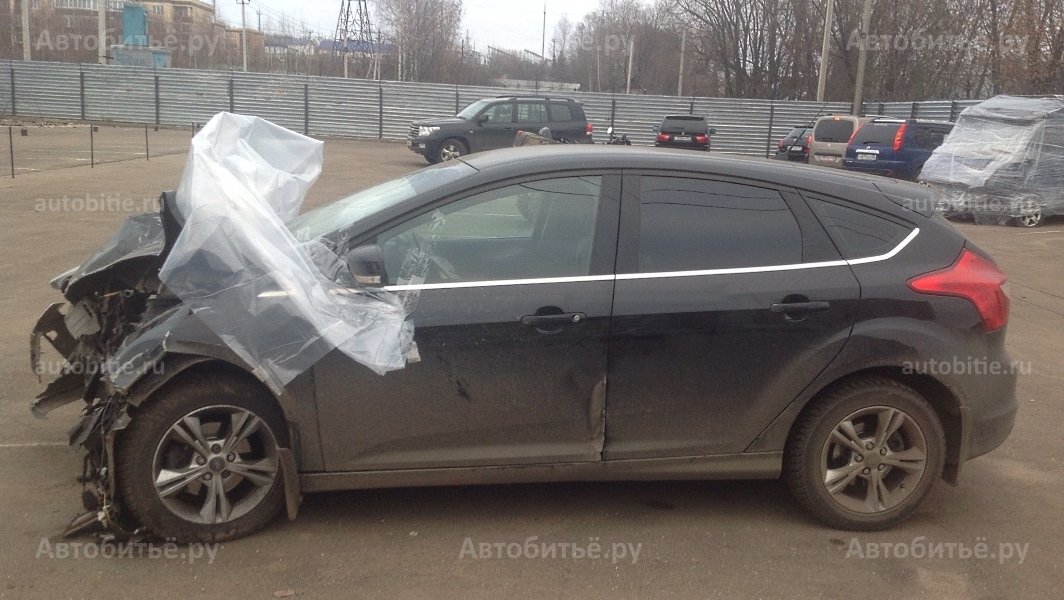 Ford Focus III хэтчбек - сильно битый в морду.