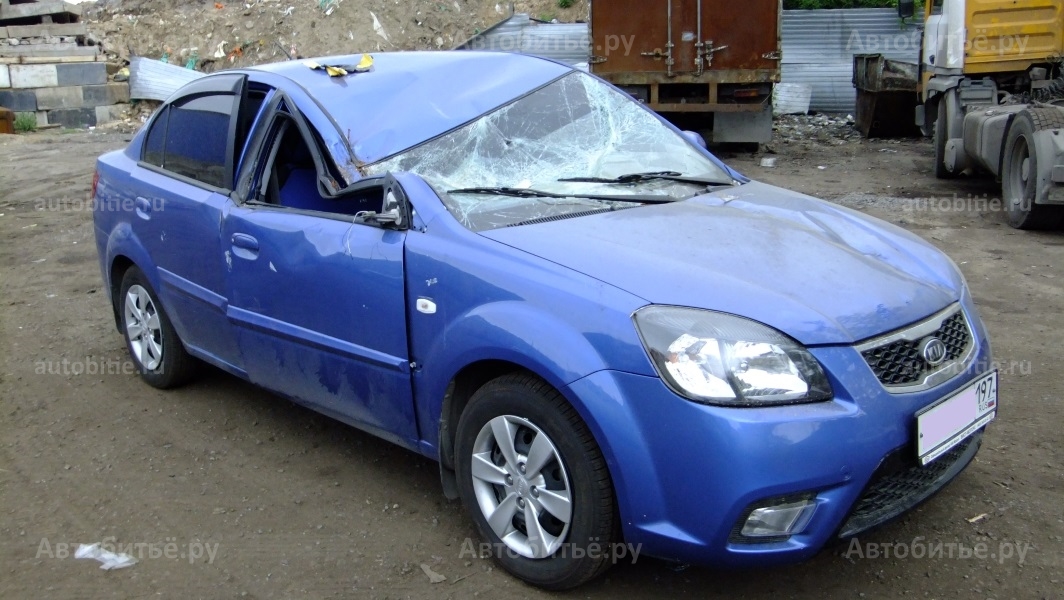 Kia Rio II - после урагана. На крышу упало дерево.