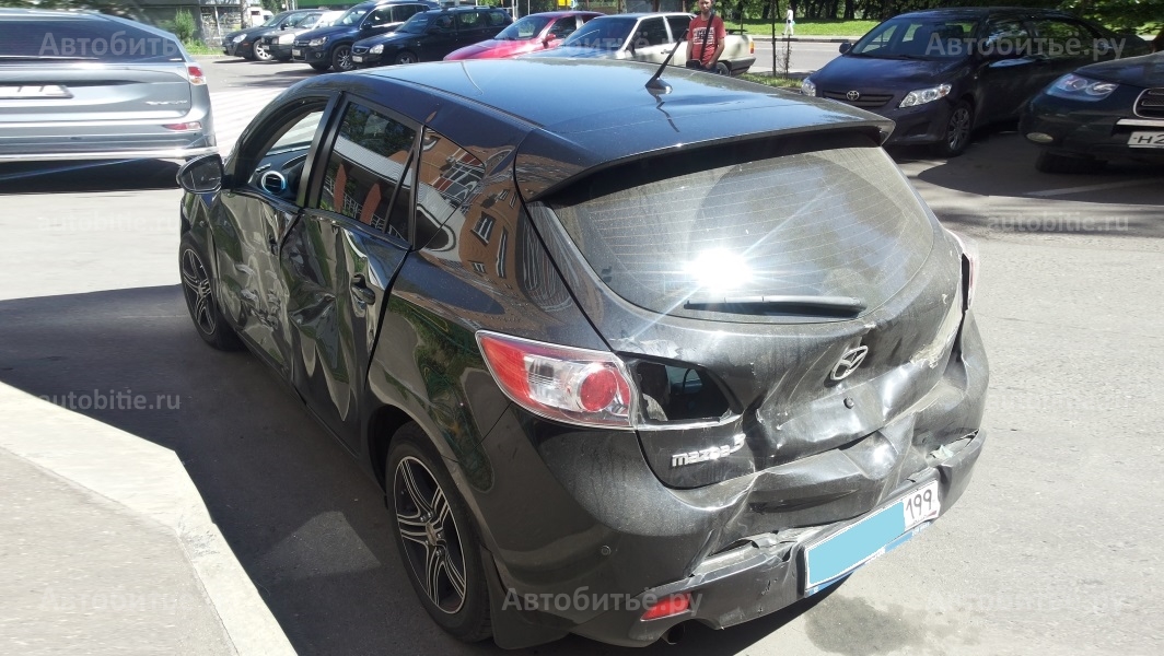 Mazda 3 II (BL) хэтчбек - битая в заднюю часть и левый бок.