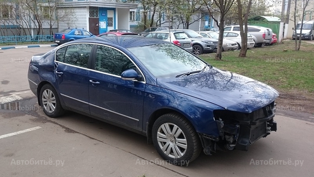 Volkswagen Passat B6 - битый спереди и сбоку.