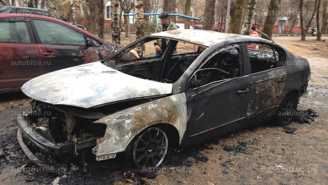 Volkswagen Passat B7 - после пожара, сгоревший.