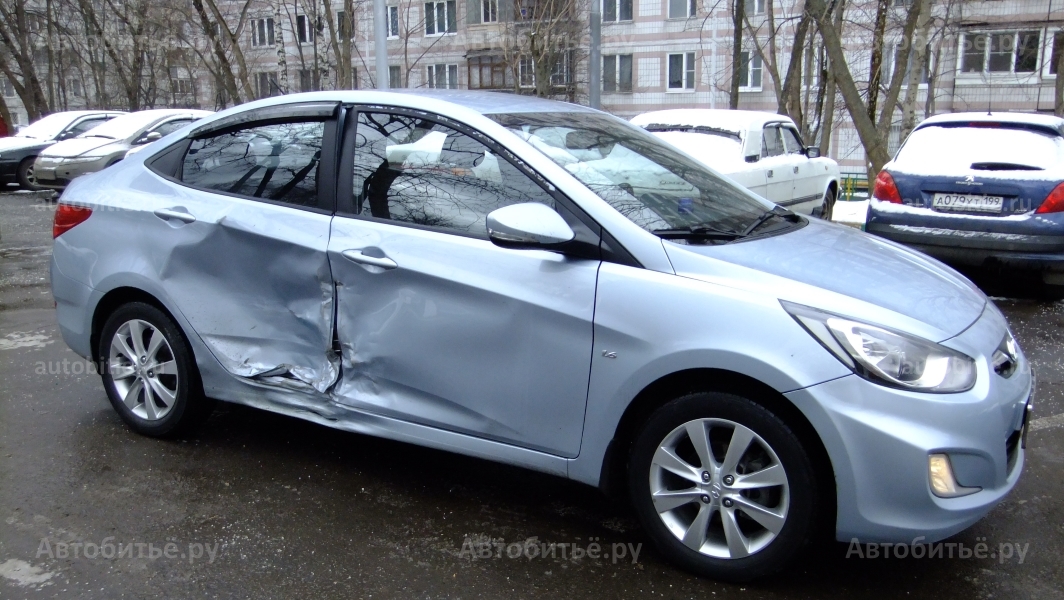 Hyundai Solaris I - битый в бок.