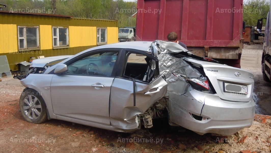 Hyundai Solaris I - сильно битый.