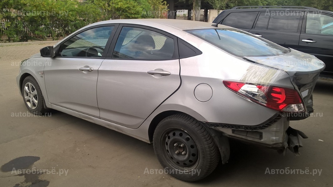 Hyundai Solaris I - битый в заднюю часть.