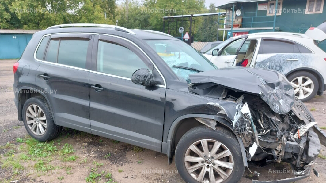 Volkswagen Tiguan I - битый в переднюю часть.