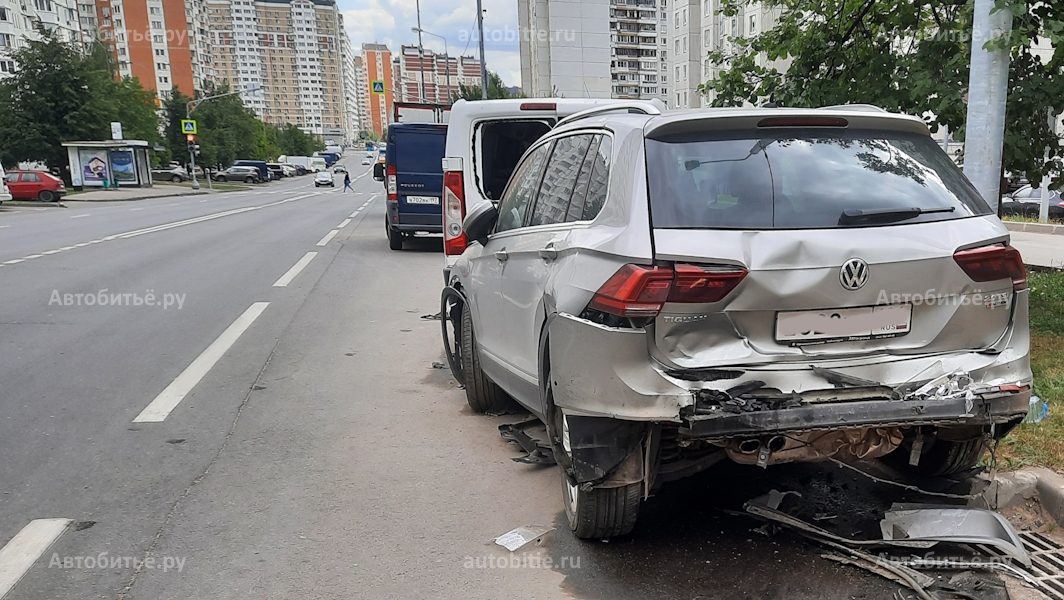 Volkswagen Tiguan II - битый сзади.