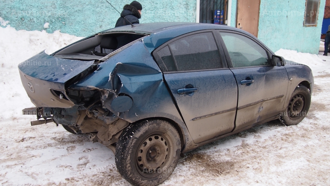 Mazda 3 I (BK) седан - битая в заднюю часть.