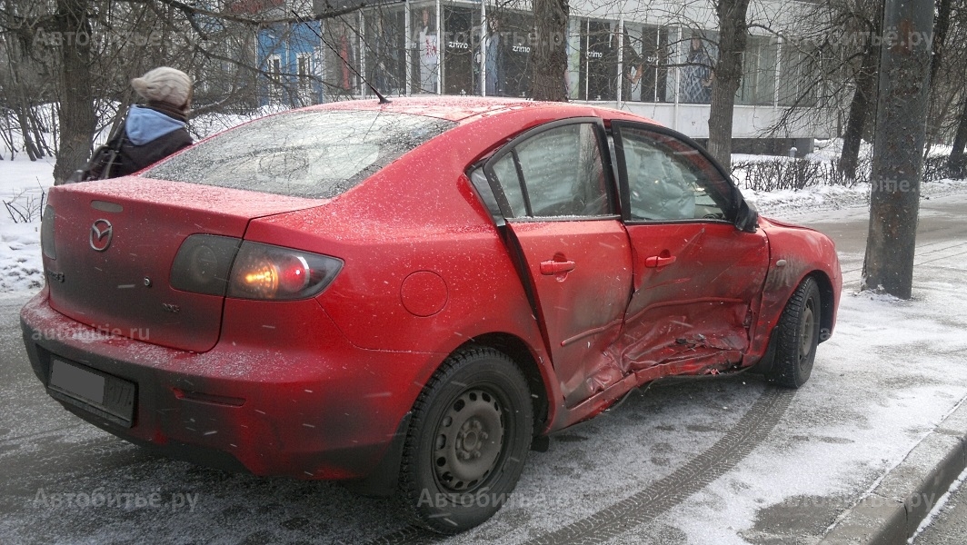 Mazda 3 I (BK) седан - битая в бок.